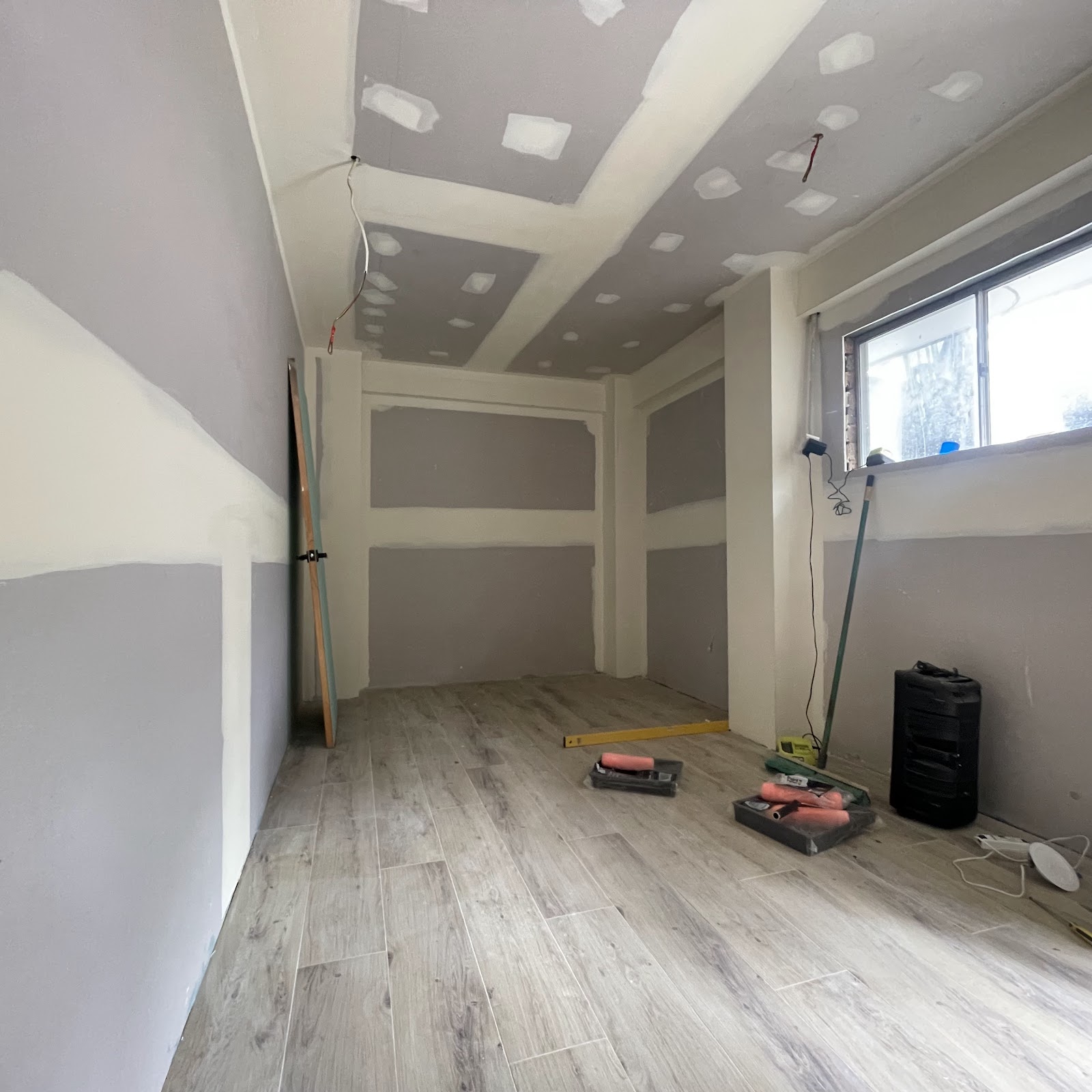 Room with set plaster joints on walls and ceiling over a new tiled floor